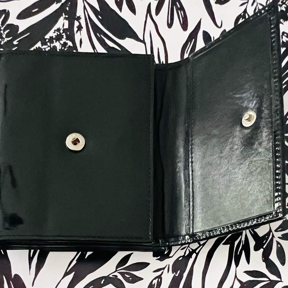 CHANEL Vintage Trifold Wallet Black Patent Leather - Picture 8 of 13